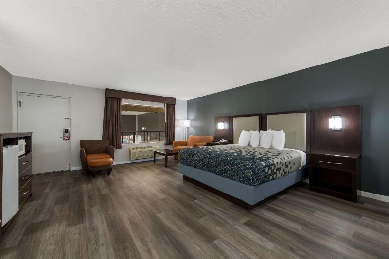 King Room with Spa Bath image 4