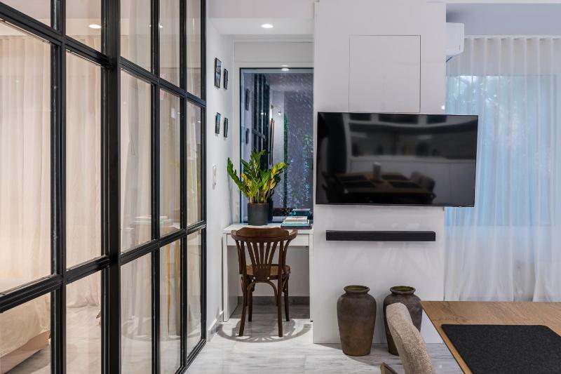 One-Bedroom Apartment image 2