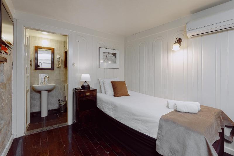 Economy Single Room image 3