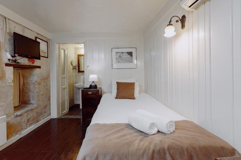 Economy Single Room image 4