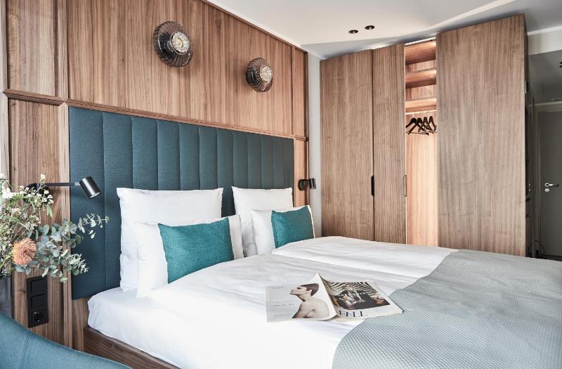 Superior Double Room mit seitlichem Meerblick, Balkon image 4