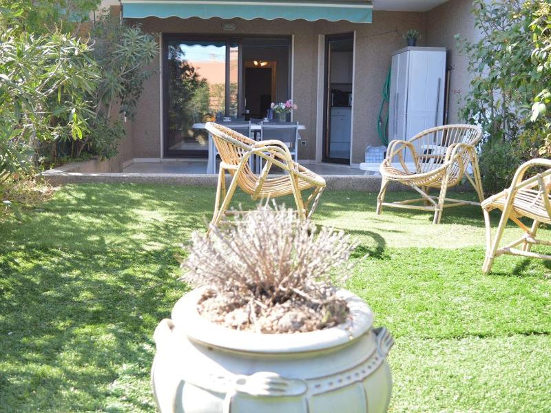 Appartement 2 pièces avec jardin et terrasse à 180m de la mer - FR-1-226B-338 - image 4
