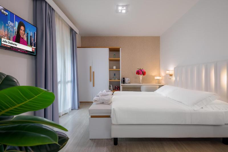 Junior Suite with Balcony image 1