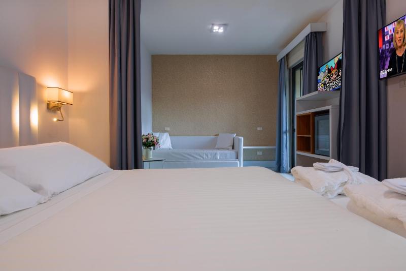 Junior Suite with Balcony image 4