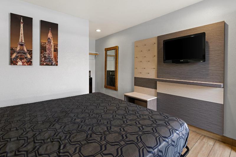 Deluxe King Room image 4