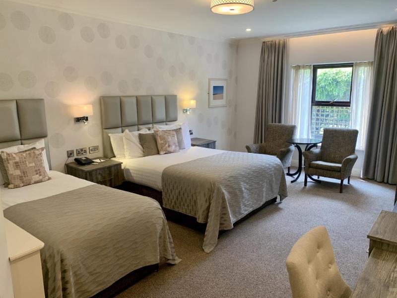 Twin Room image 3