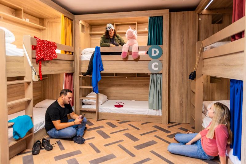 6-Bed Mixed Dormitory Room image 4