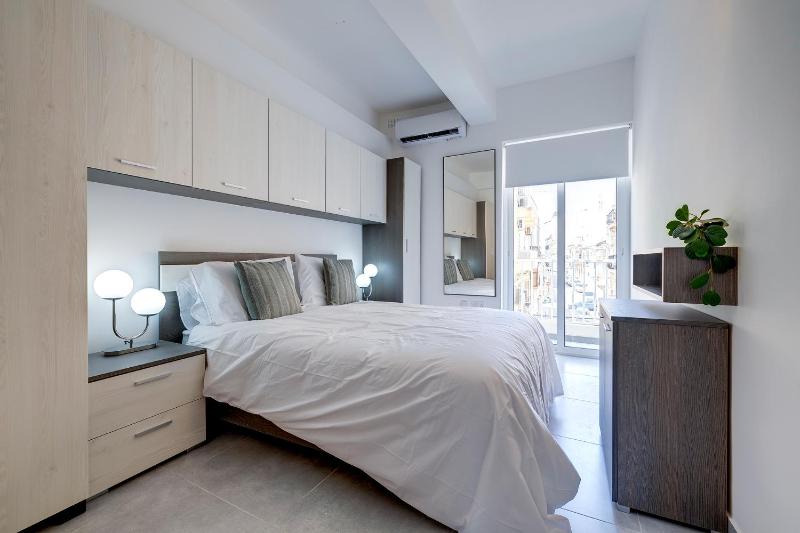Contemporary 3BR Retreat in Prime Sliema by Buena Vista - image 15