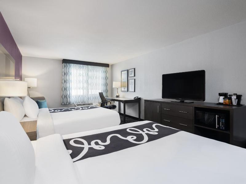 Queen Room with Two Queen Beds - Non-Smoking image 3