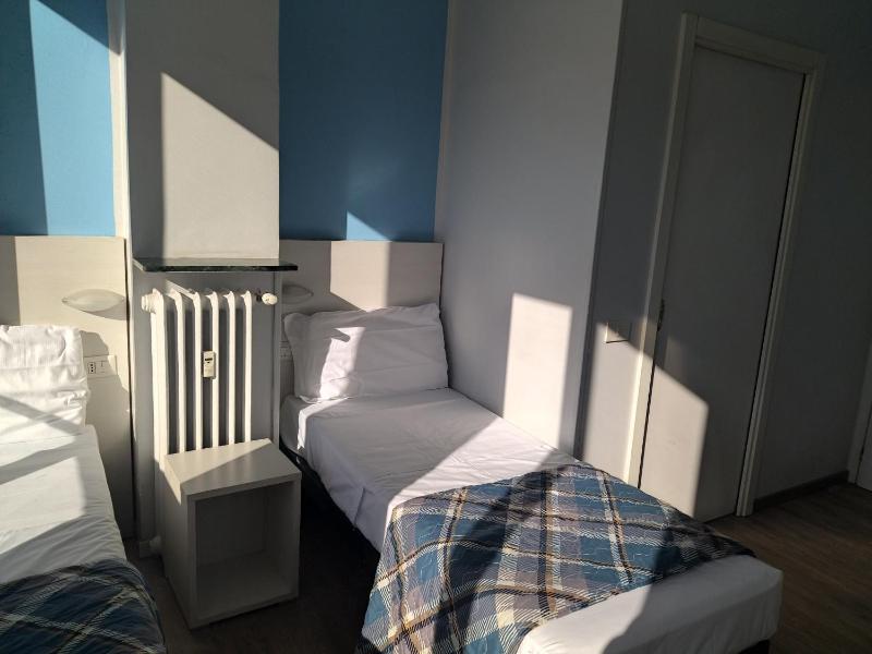 Basic Triple Room with Shared Bathroom image 3