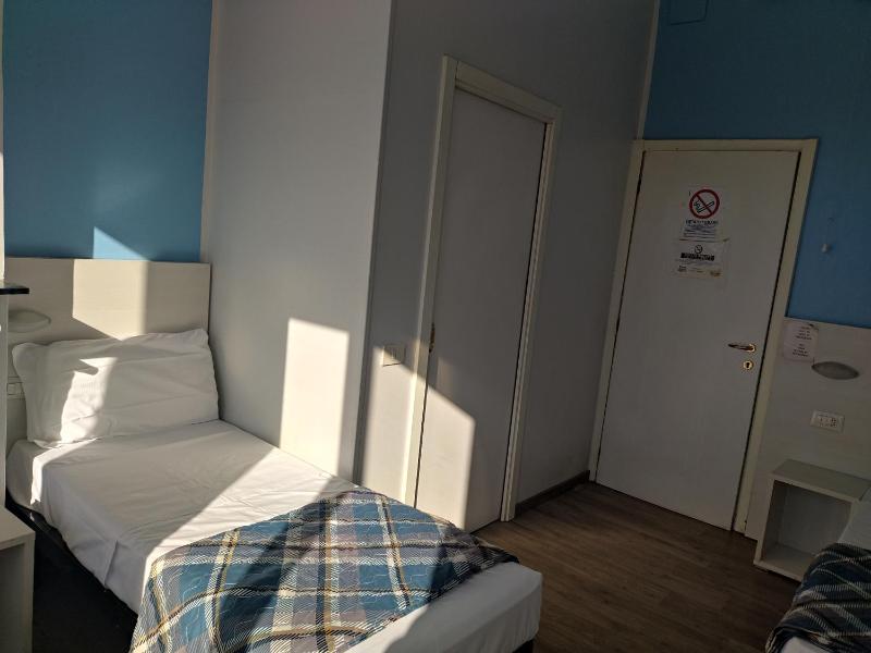 Basic Triple Room with Shared Bathroom image 4