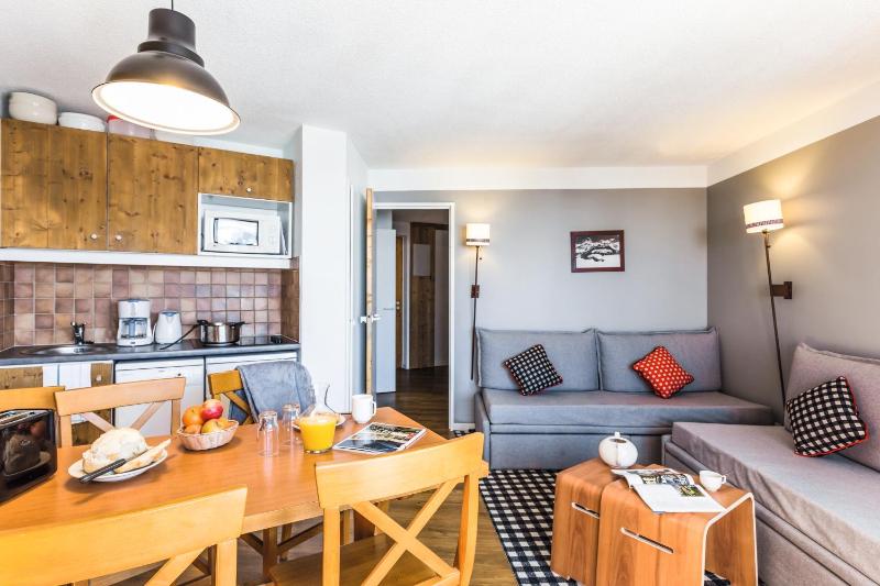 One-Bedroom Apartment with Sleeping Alcove and Mountain View (6 People) - South Side image 3
