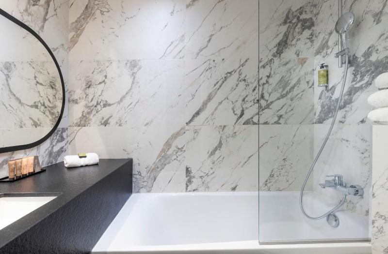 Superior Room with Bath image 4