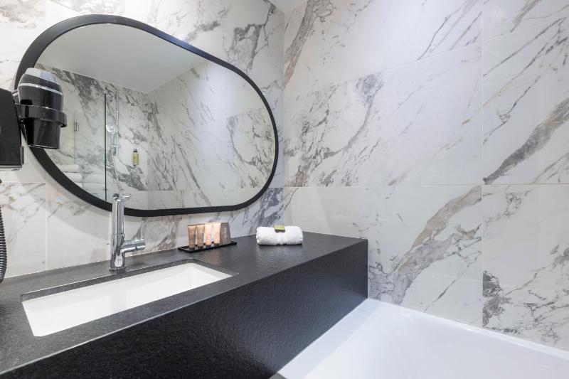 Superior Twin Room image 3