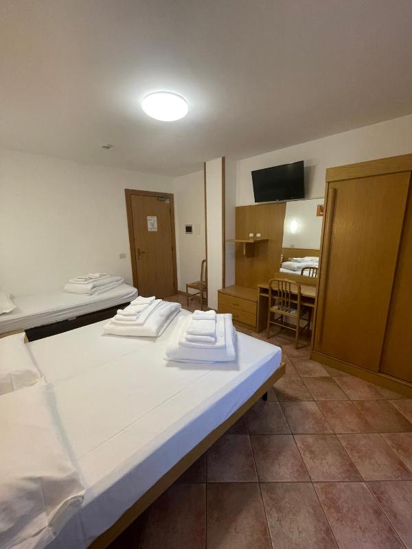 Classic Triple Room image 1