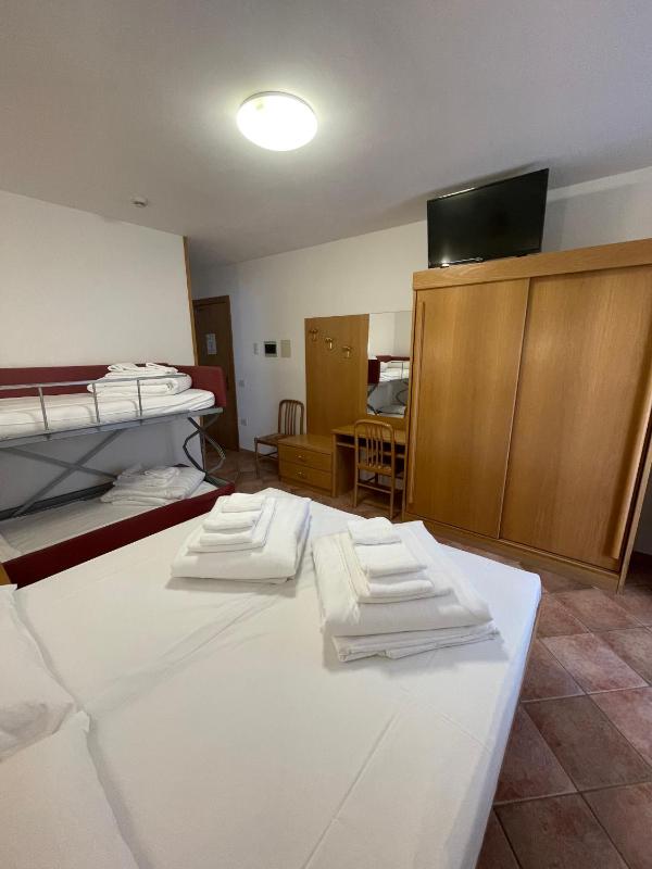 Classic Quadruple Room image 3