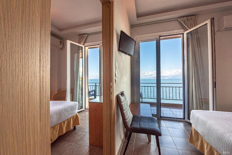 Quadruple Room with Sea View image 3