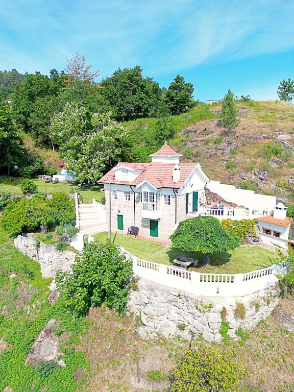 Casa dos Plátanos near the center of Amarante, Golf Course and Water Park. Images
