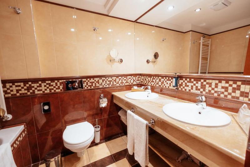 Double or Twin Room with Balcony image 4