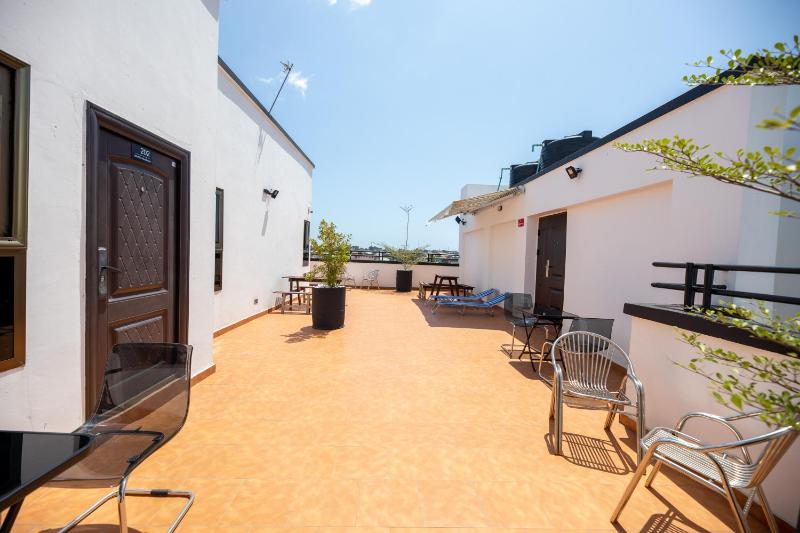 Deluxe 1 Bed Apartment - Wifi Airon Parking - image 13