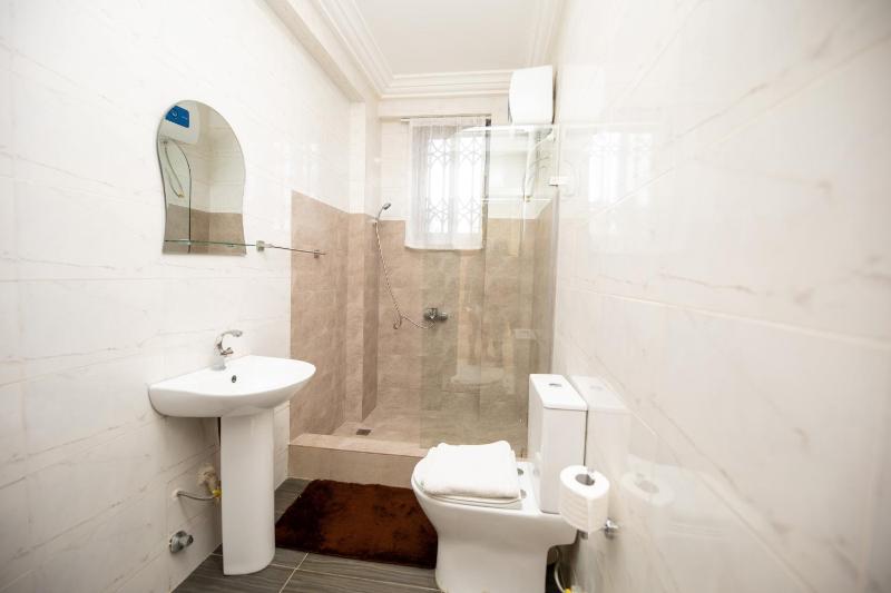 Deluxe 1 Bed Apartment - Wifi Airon Parking - image 6
