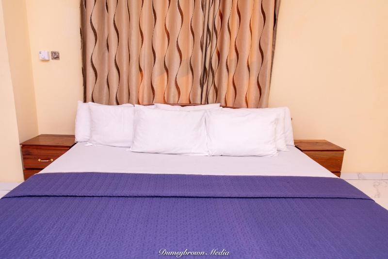 Deluxe 1 Bed Apartment - Wifi Airon Parking - image 14