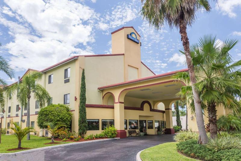 Days Inn by Wyndham Sarasota I-75 - image 1