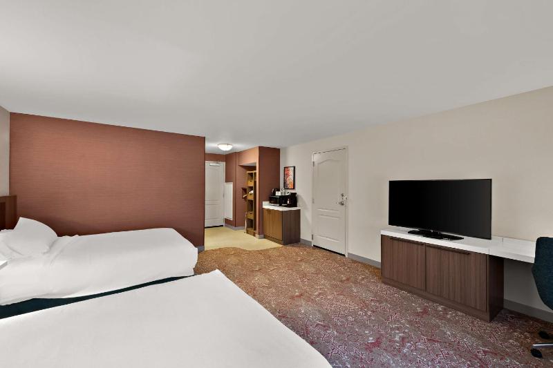 Queen Room with Two Queen Beds - Hearing Access image 3