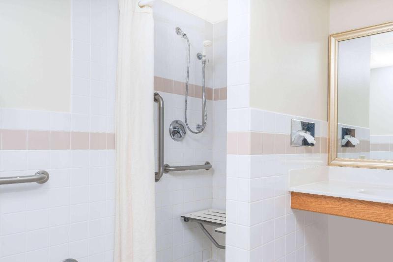 Queen Room - Disability Access/Non-Smoking image 2