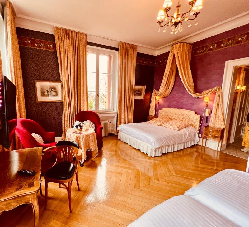 Romantic Family Room image 1