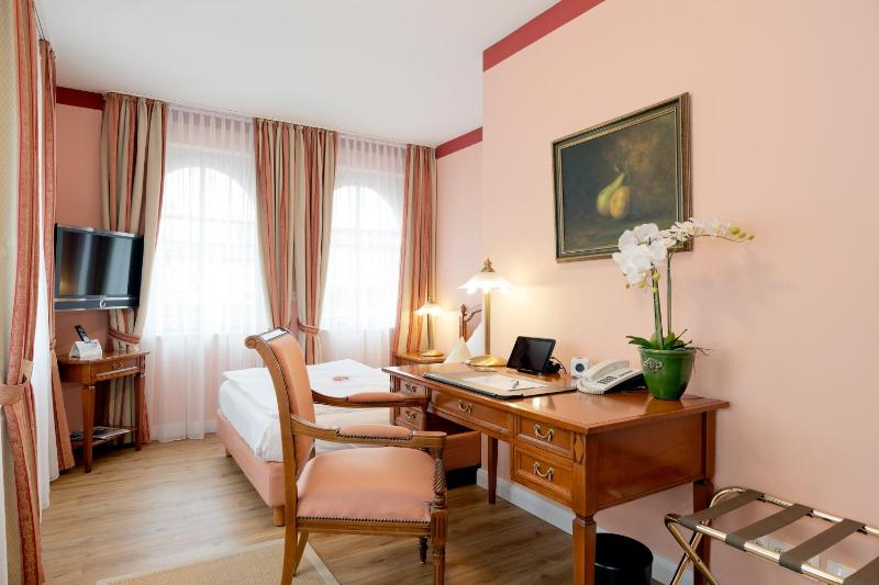 Double Room image 3