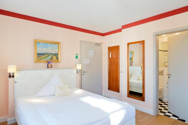 Double Room image 1