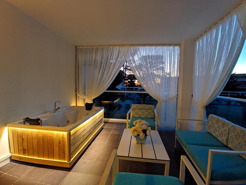 Superior Room with Spa Bath image 3