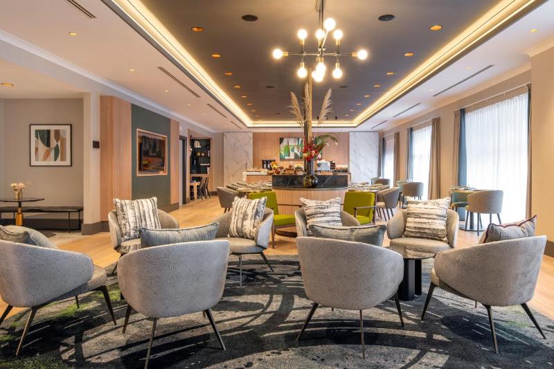 Junior King Suite - Club Lounge Access image 4