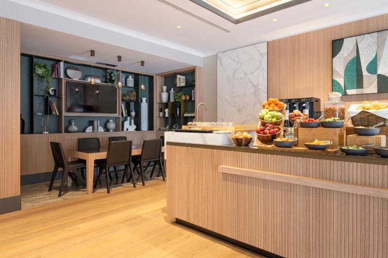 Junior King Suite - Club Lounge Access image 2