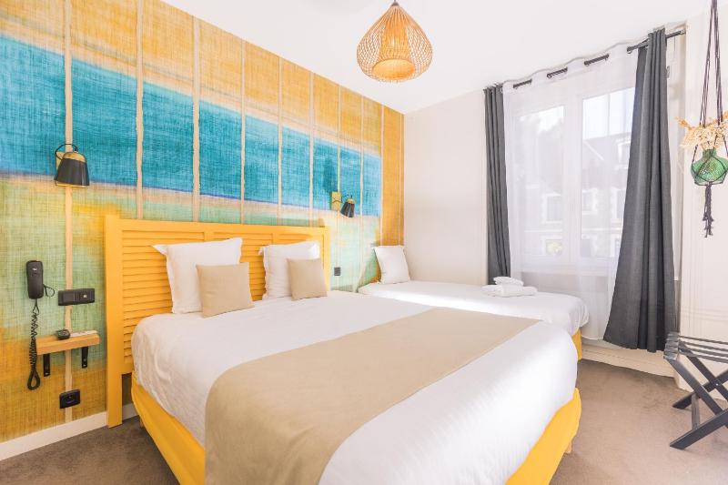 Triple Room with Courtyard View image 4