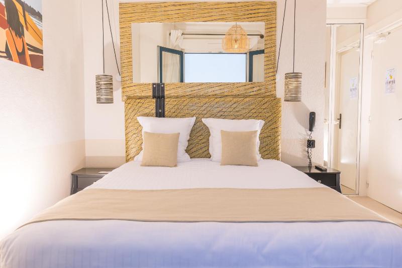 Double Room with Sea View image 4