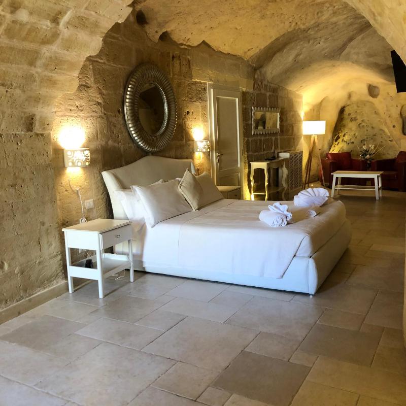 Deluxe Suite - Cave image 1