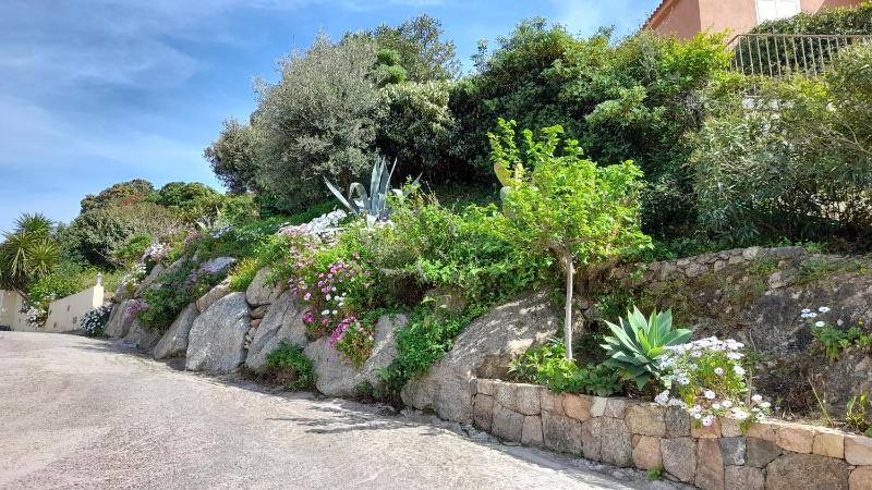 Apartment with Sea View and Garden image 2