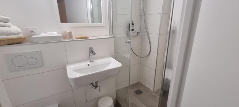 Standard Double Room image 3