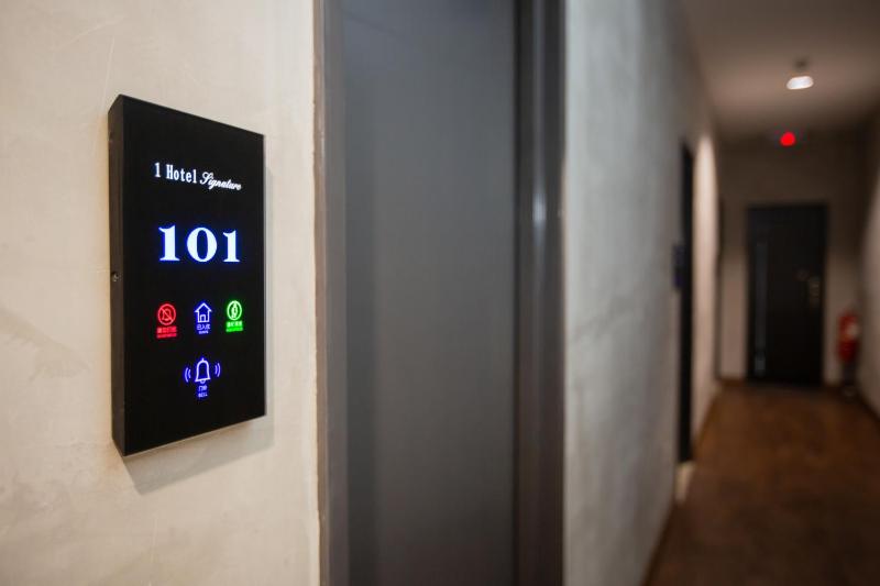 1 Hotel Signature - image 10