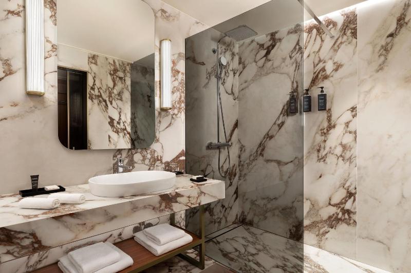 Deluxe King Room with Pool View image 4