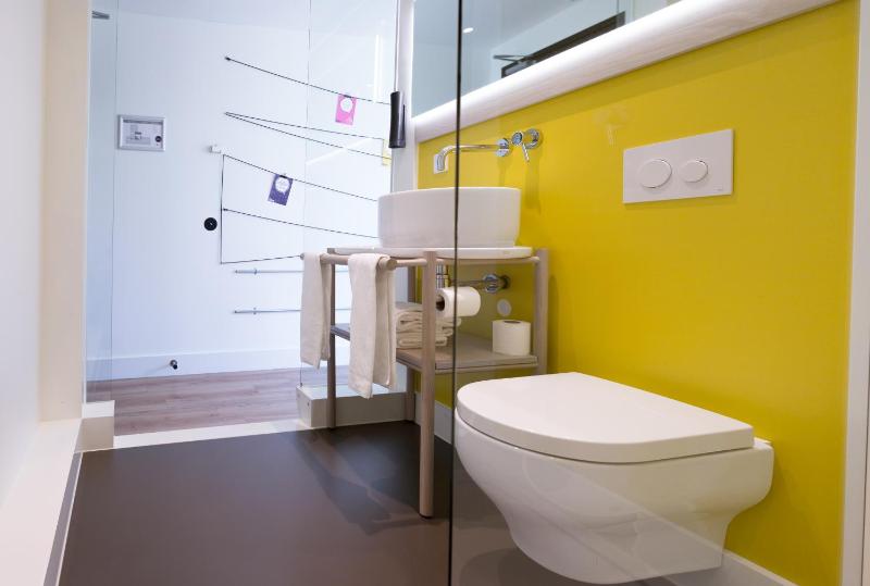 Basic Double Room image 3