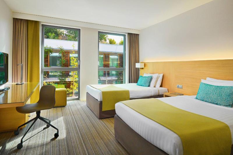 Standard Twin Room image 3