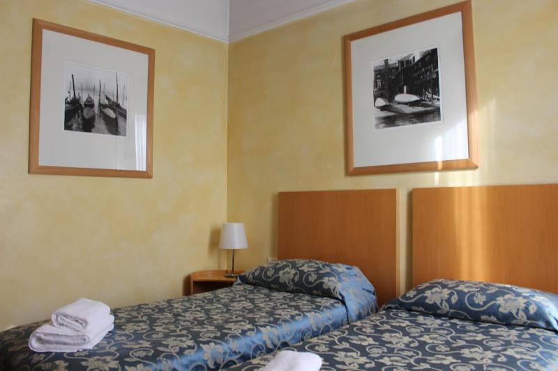 Twin Room image 3