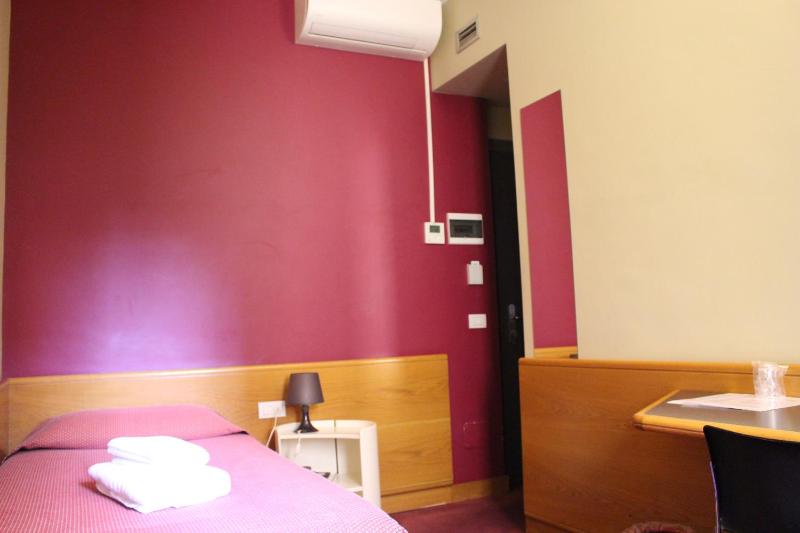 Single Room image 4