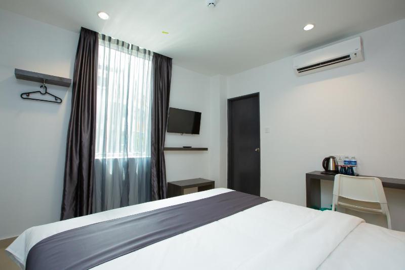 1 Hotel Signature - image 3