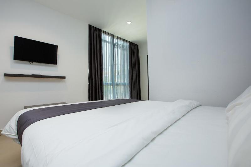 1 Hotel Signature - image 18