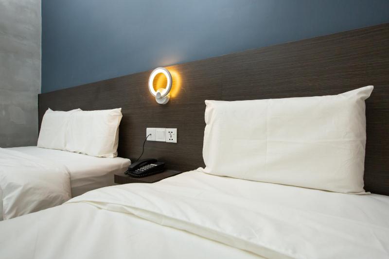 1 Hotel Signature - image 16