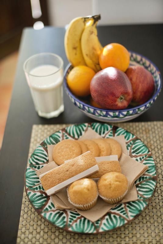 One-Bedroom Apartment with Alhambra view image 2